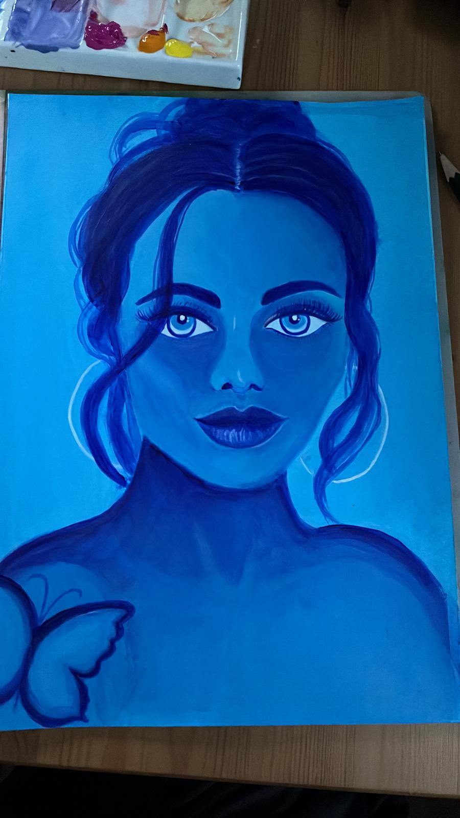 Portrait in Blau mit Schmetterling