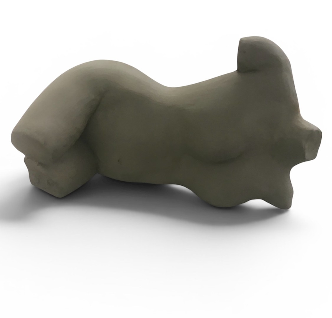 Liegende weibliche Aktfigur als Skulptur aus Ton, graugrün