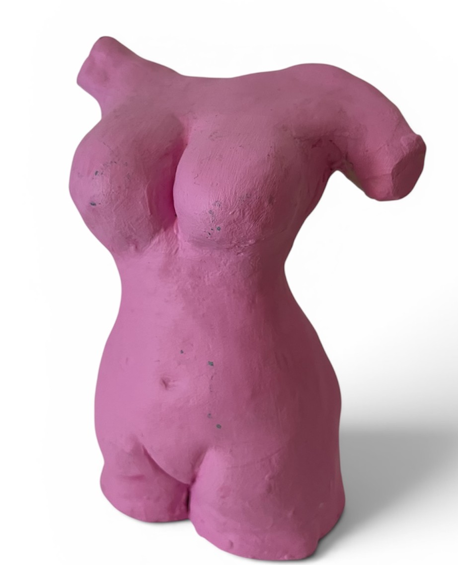 Weiblicher Torso als Skulptur aus Ton, rosa bemalt