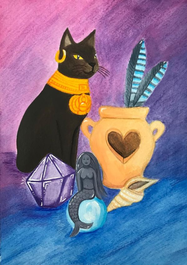 Schwarze Katze mit Goldschmuck neben Krug, Kristall und kleiner Meerjungfrau