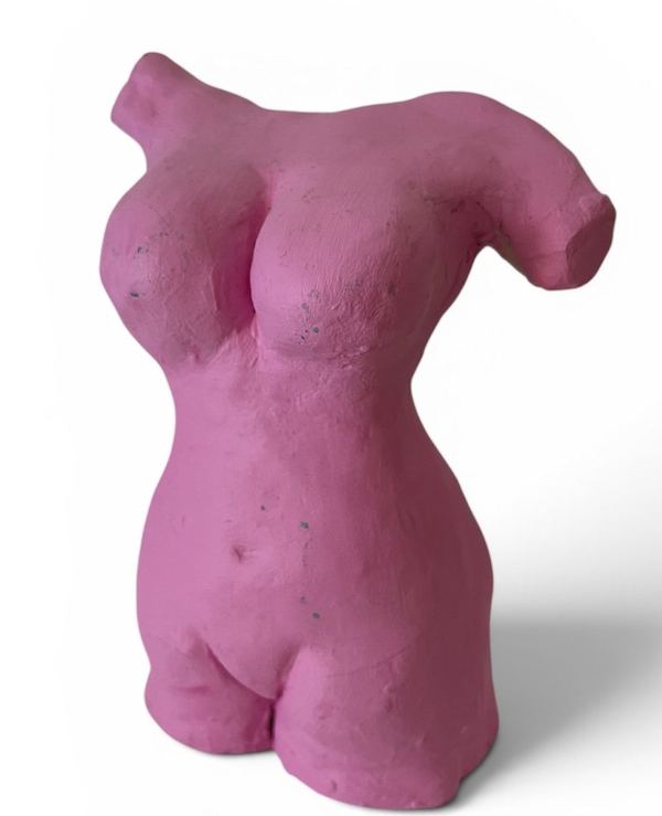 Weiblicher Torso, Skulptur aus Ton, rosa bemalt