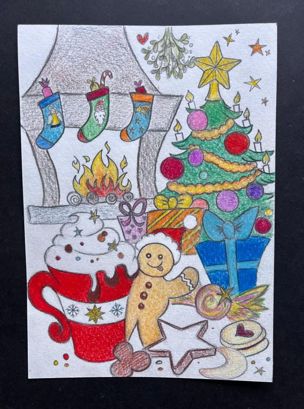Weihnachtsbild: Lebkuchenmann mit einer Tasse Kakao vor gemütlichem Kamin und Tannenbaum, Buntstift